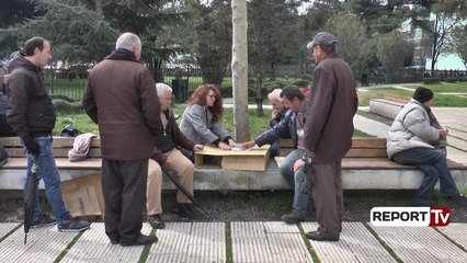 Report TV - Jashtë dyerve të Kuvendit qytetarët e Tiranës luajnë domino