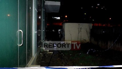 Burri digjet brenda kabinës në Kinostudio, disa zona pa drita