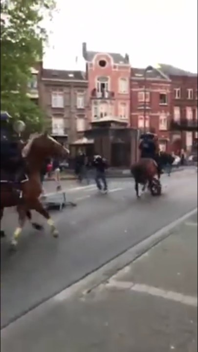 Un supporter chargé par un policier à cheval après Charleroi-Bruges