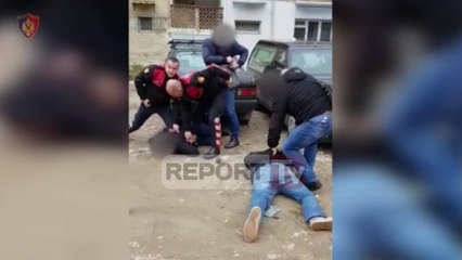 Download Video: Tiranë policia shtrin në tokë shpërndarësit e drogës, ju sekuestron 1 kg kokainë klasi