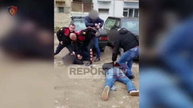 Tiranë policia shtrin në tokë shpërndarësit e drogës, ju sekuestron 1 kg kokainë klasi
