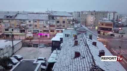 Report TV - Reshjet e dëborës mbërrijnë dhe në Tiranë