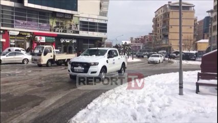 Report TV - Shkodër, rrugët e qytetit mbulohen nga dëbora