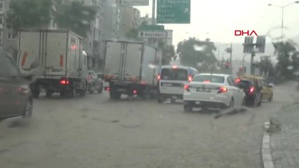 İzmir'de Dolu ve Sağanak Yağışı Etkili Oldu
