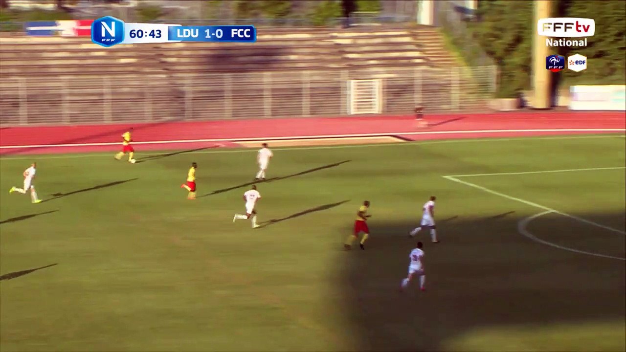 La frappe de Sofiane est détournée en corner.