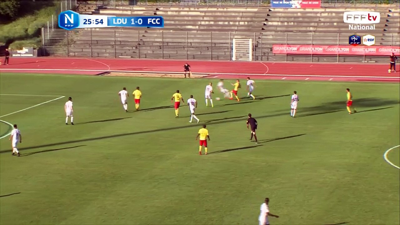 Très belle frappe mais détournée en corner.