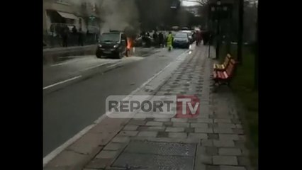 Report TV - Tiranë, shërthen në flakë në ecje e sipër Smarti te Ura e Tabakëve