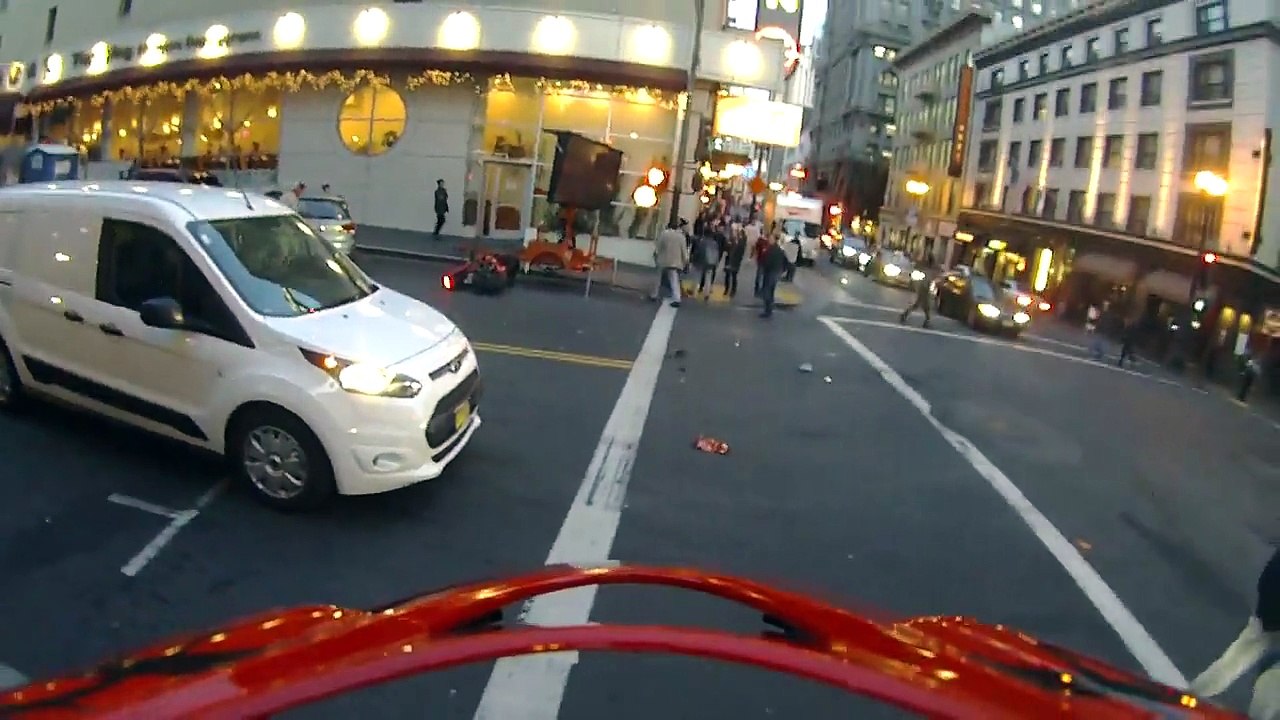 Ce motard se fait percuter par une voiture et retombe sur ses pieds