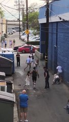 Des femmes agressent un couple d'hommes dans la rue