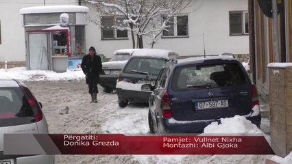 Veturat parkohen në zonën e ndaluar për parking në Çarshinë e Madhe në Gjakovë - Lajme