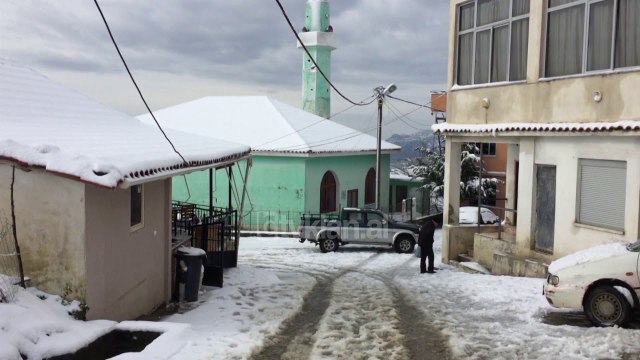 Reshjet e debores nuk ndalen