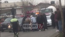Report TV - Aksident te Unaza e Re, betonierja përplas një kalimtare, e dëmtuara në gjendje të rëndë