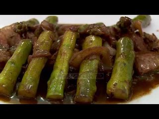 Recetë/ Asparag me mish pule dhe verë të kuqe - Top Channel Albania - News - Lajme