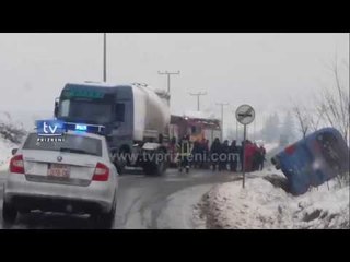 Si pasojë e ngricave, autobusi në afërsi të Landovicës del nga rrug