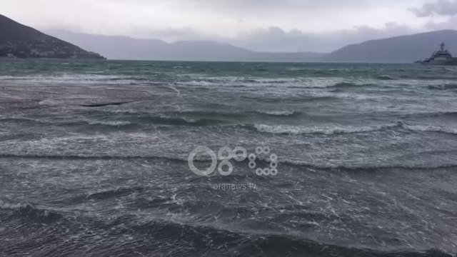 Ora News - Moti i keq përfshin gjirin e Vlorës, pezullohet lundrimi