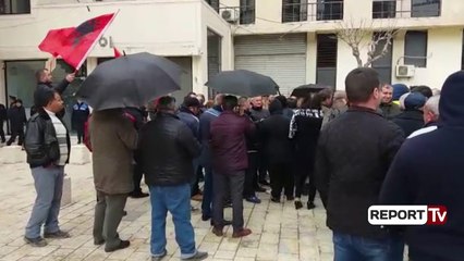 下载视频: Report TV - Ndihma ekonomike, protestë familjet e përjashtuara në Berat