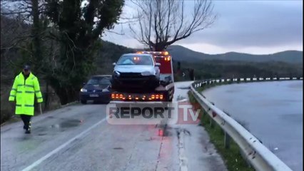 Report TV - Sarandë, nuk i ndalon patrullës, policia përplas 'Golfin' me kanabis