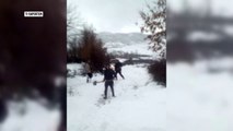 Prej 4 ditësh të bllokuar nga bora, banorët përpiqen të hapin rrugën