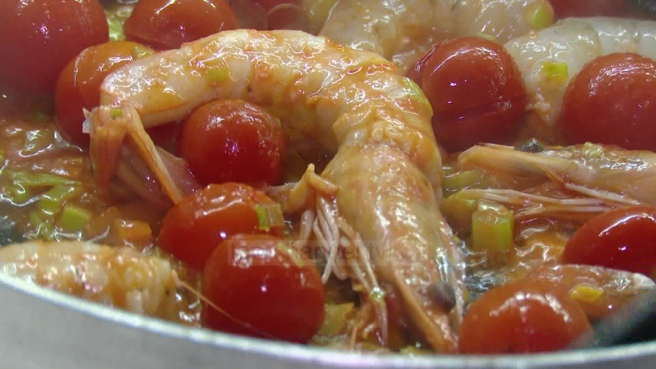 Receta/ Pasta farfalle me karkaleca, pomodorini dhe sallatë mikse - Top Channel