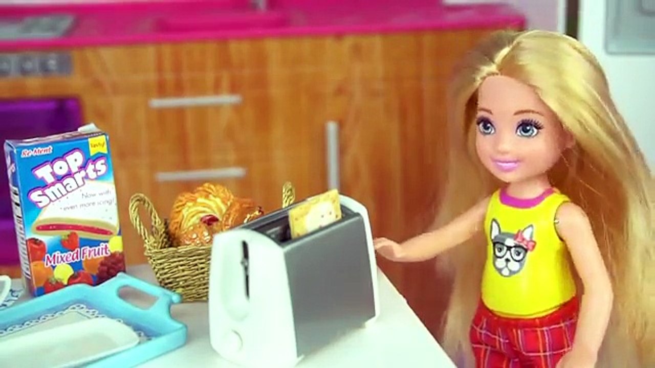 Barbie Esta Resfriada Ken y Sus Hermanas la Cuidan - Barbie Rutina de Mañana en Mansion de Sueños -