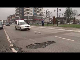Gropat ne rrugët e Gjakovës do të mbulohen me përmirësimin e motit - Lajme