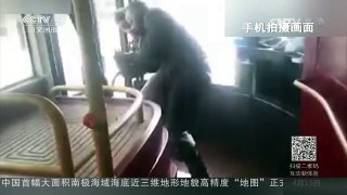 [中国新闻]惊险！男子公交车上勇斗持刀歹徒 | CCTV-4