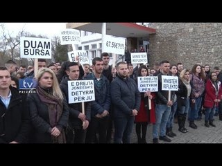 Protestohet për bursa dinjitoze ndaj studentëve të dalluar të Universitetit "Ukshin Hoti"