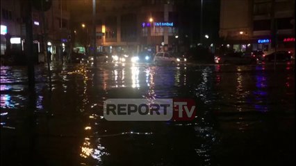 Report TV - Reshjet, përmbyten rrugët në qytetin e Durrësit