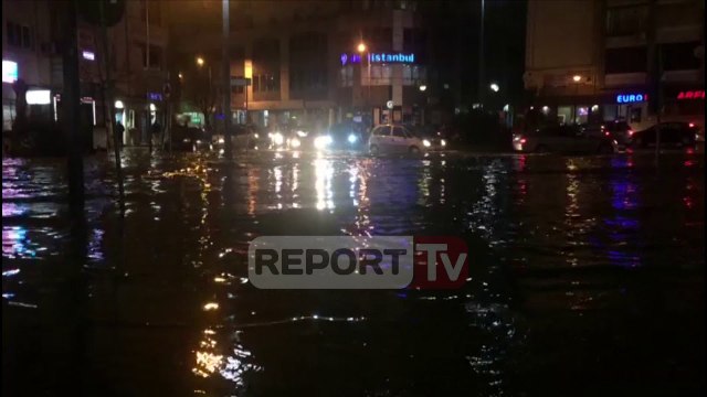 Report TV - Reshjet, përmbyten rrugët në qytetin e Durrësit