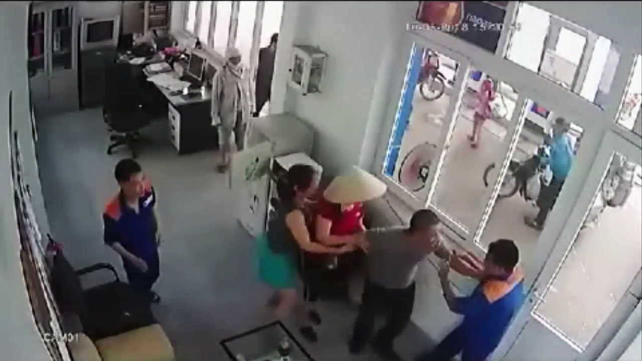 Toàn cảnh vụ nhân viên bán xăng bị đánh chảy máu mồm vì nghi bán xăng điêu