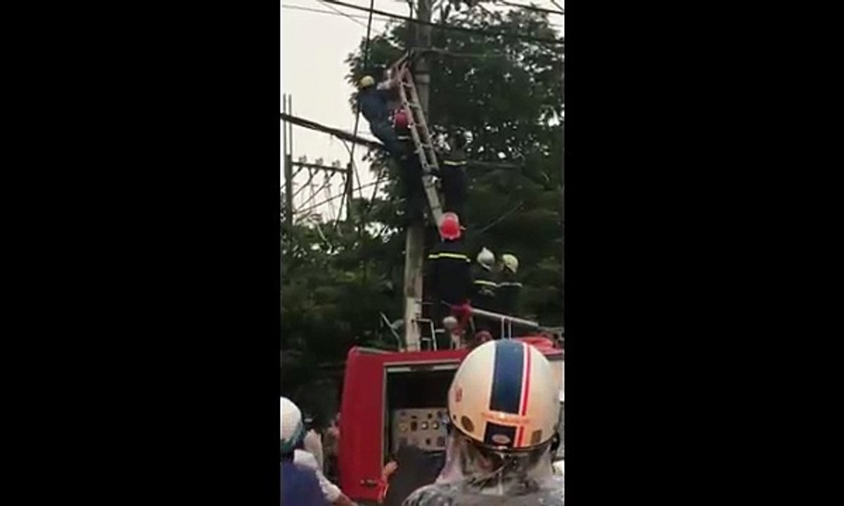 Đang sửa điện đường dây trung thế, anh thợ bị điện nổ giật tung, vài phút sau đồng đội lên cứu thì…