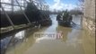 Report TV - Përmbytjet në Shkodër, në fshatin Obot kalohet vetëm me vark