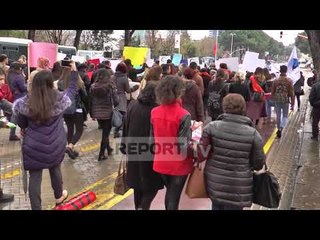 Report TV - Barazi dhe dinjitet, gratë marshim protestë në sheshin bulevardin Dëshmorët e Kombit