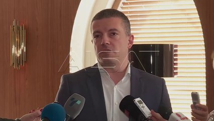 Манчевски "дигна рачна" за вработените по рамковен