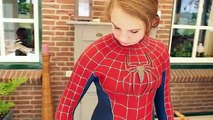 Örümcek-Kızlar! - 2 Çocuk (13&11) Örümcek-Adam filmi kostümü giyiyor