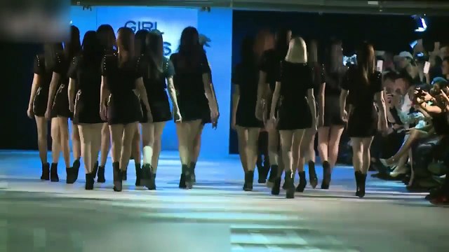 Hoa Hậu Phạm Hương catwalk vedette Girl Boss - Show diễn tại tầng hầm