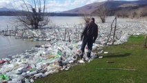 Ora News - Shikoni pamje të tjera nga ndotja në Liqenin e Fierzës