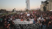 Miles de personas marchan en la capital chilena por los derechos de las mujeres