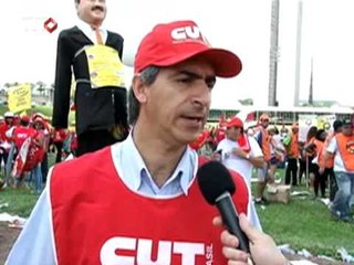 Trabalhadores fazem homenagem a Chávez durante marcha em Brasília