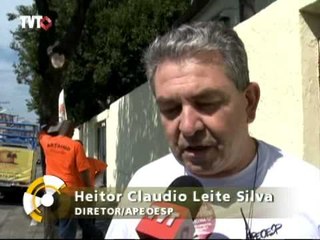 Professores conversam com a população sobre a greve em São Paulo