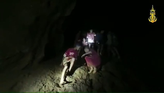 Premières images des 12 ados et leur entraineur de foot piégés 9 jours dans une grotte