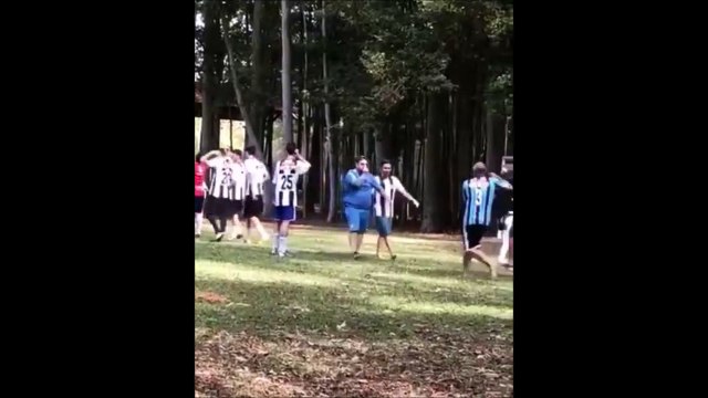Quand l'arbitre de foot utilise la vidéo en match amateur !