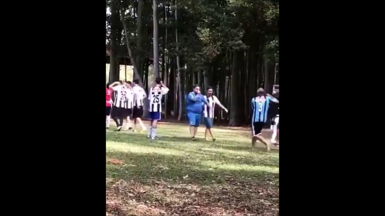 Quand l'arbitre de foot utilise la vidéo en match amateur !