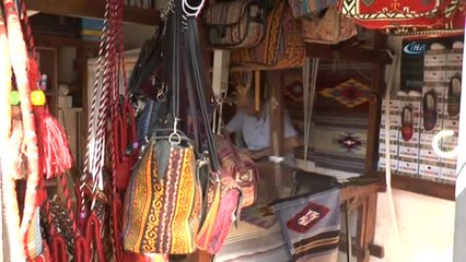Küçücük Dükkanında Ürettiği Kilimleri Dünyaya İhraç Ediyor- Kaybolmaya Yüz Tutan Mesleği Tek Başına...