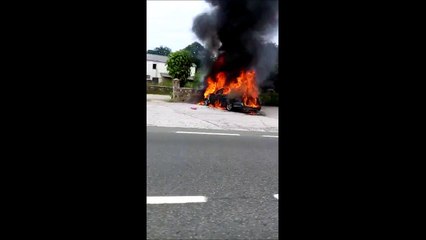 Calcinado por completo así ha ardido el coche que ha sufrido un incendio en Ventas de Arraiz