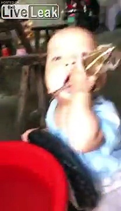 Jouet de bébé : grenouille vivante !! Il la suçotte tranquillement !