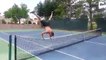 Il joue au tennis... en équilibre sur le filet ! Mieux que Federer !