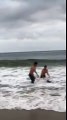 Ces touristes sauvent un bébé dauphin échoué à la plage !