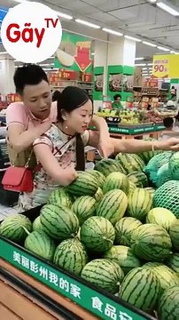 Une femme porte son copain sur son dos