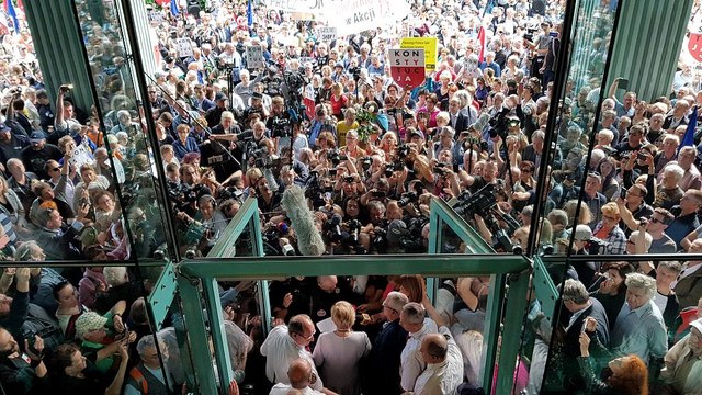 Суд против закона